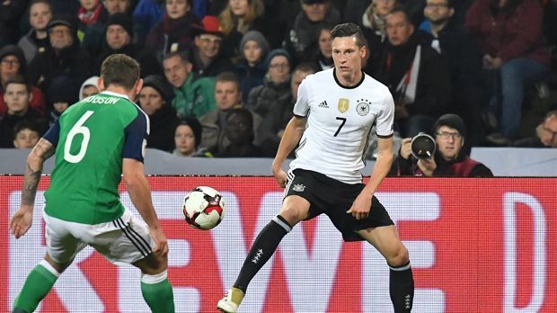 
                <strong>Julian Draxler</strong><br>
                Julian Draxler: Man merkte ihm an, dass er sich in der Nationalmannschaft wohler fühlt als in Wolfsburg. Er war vor allem in der ersten Hälfte immer anspielbereit, in der zweiten Halbzeit ließ er etwas nach und spielte nicht mehr so auffällig wie zuvor. ran-Note: 3
              