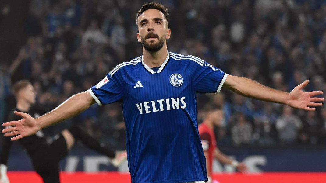 2. Liga live: 14. Spieltag in der 2. Liga: Am Freitag, den 29. November 2024, treffen der FC Schalke 04 und der 1.FC Kaiserlautern in Gelsenkirchen aufeinander. Anstoß in der Veltins Arena ist um 18:30 Uhr. Mit unserem ran.de Liveticker mit dabei, wenn in Hamburg der Ball zum Spiel rollt.