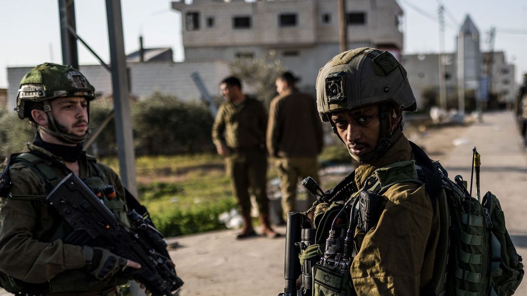 Israelische Soldaten sind in der Stadt Huwara im Einsatz. Nach einem tödlichen Anschlag auf zwei Israelis im nördlichen Westjordanland ist es dort zu Ausschreitungen gekommen.