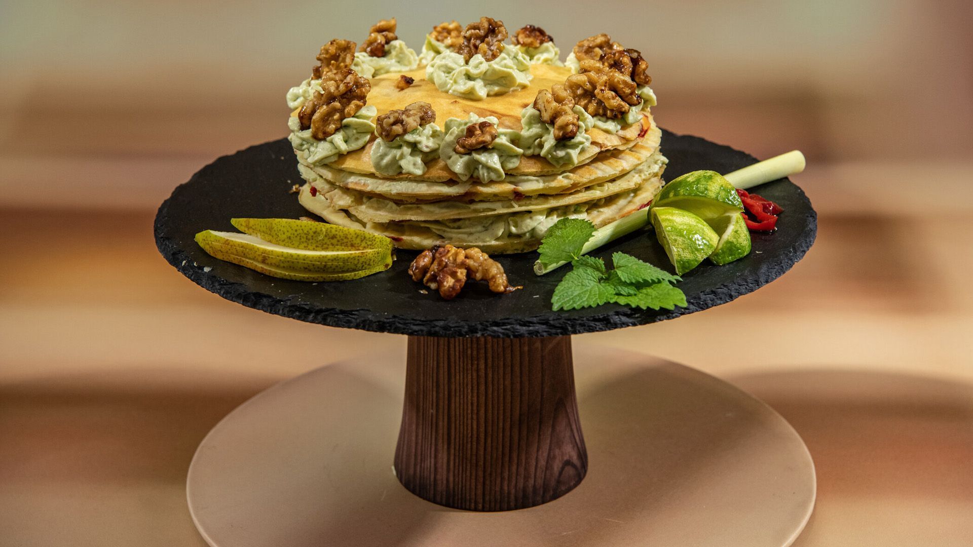 Jalapeño-Pfannkuchen mit Zitronengras-Avocado-Schmand, gedörrten Rumbirnen und Walnuss-Crunch