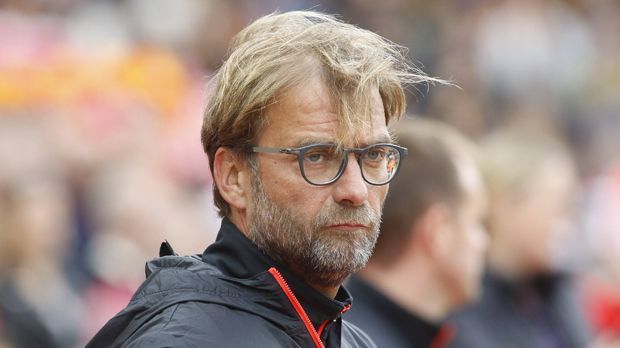 
                <strong>Jürgen Klopp</strong><br>
                Jürgen Klopp: Er brach in Liverpool mit einer Tradition. Klopp verbot seinen Spielern, vor jedem Spiel das legendäre "This is Anfield"-Schild zu berühren. "Ich habe meinen Spielern gesagt, das 'This is Anfield'-Schild nicht anzufassen, bevor sie einen Titel gewonnen haben", sagte Klopp im Rahmen einer Pressekonferenz: "Es ist ein Zeichen des Respekts." Nun, im Endspiel der Europa League verloren die Reds gegen den FC Sevilla, sie müssen sich also noch ein wenig gedulden.
              