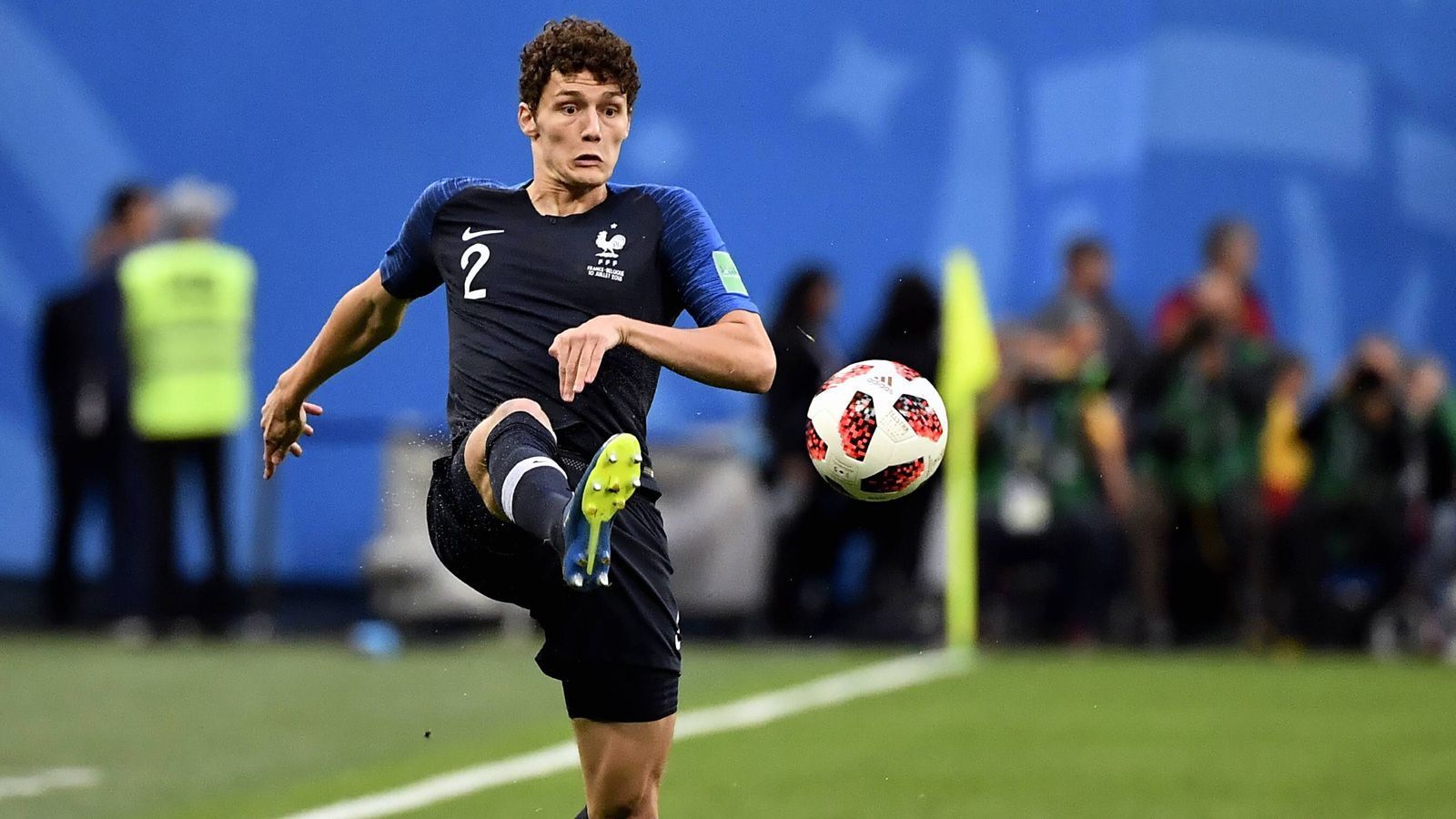 
                <strong>Benjamin Pavard</strong><br>
                Rechts in der Viererkette hat Pavard die undankbare Aufgabe, Eden Hazard zu verteidigen, und wird ein ums andere Mal überrumpelt. Dafür ist Pavard nach vorne auffälliger als sein Pendant Hernandez auf links. In der 40. Minute scheitert er mit einer Großchance am toll parierenden Courtois. In der zweiten Hälfte stabilisiert sich Pavard dann auch gegen Hazard und bekommt seine Seite besser in den Griff. ran-Note: 3
              