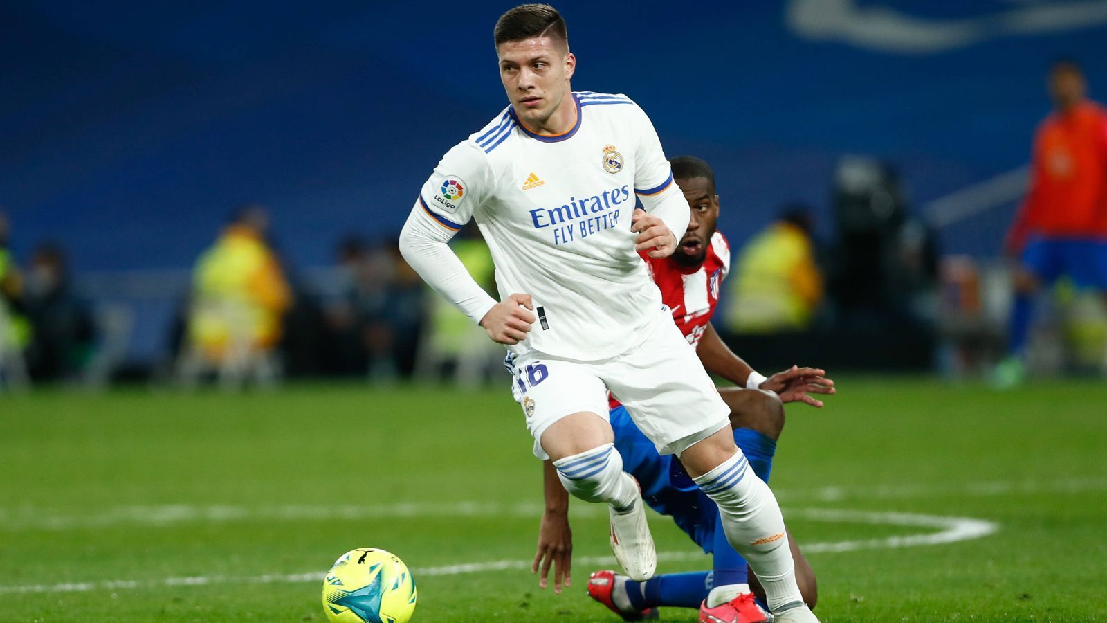 
                <strong>Luka Jovic</strong><br>
                13 Einsätze in La Liga und der Champions League, 321 Einsatzminuten, ein Tor, zwei Vorlagen. Luka Jovic ist ein Faktor in der Mannschaft von Real Madrid, allerdings nur ein kleiner. An Karim Benzema ist einfach kein Vorbeikommen. Deshalb dürfte der Serbe wohl gehen. Schon in der letzten Saison wurde Jovic im Winter an Eintracht Frankfurt zurück verliehen. Sucht die Eintracht nicht aktuell wieder einen Mittelstürmer? Wohl schon, trotzdem ist eine erneute Rückkehr unwahrscheinlich. Dass Jovic geht, ist allerdings durchaus möglich.
              