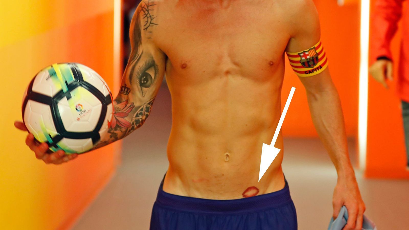 
                <strong>Lippen-Tattoo</strong><br>
                Auf dem Unterbauch hat Lionel Messi zudem einen Kussmund tätowiert. Dieser soll Antonellas Lippen darstellen und somit erneut seine Liebe zu seiner Frau ausdrücken.
              