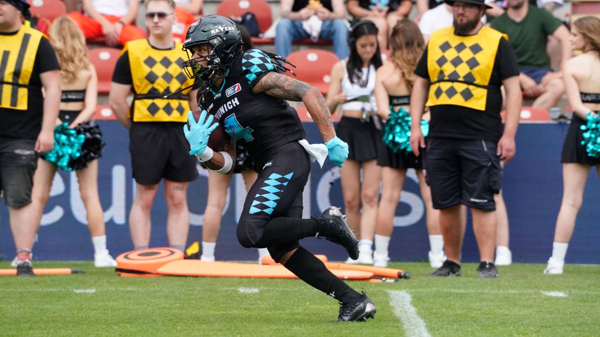 Cole Coleman (Munich Ravens, 04) runs with the ball, Munich Ravsn vs Helvetic Mercenaries, American Football, European League of Football, week 5, Season 2025, 15.06.2025, Unterhaching uhlsport Spo...