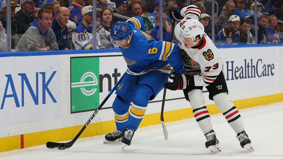 Lukas Reichel (r.) im Chicago-Trikot