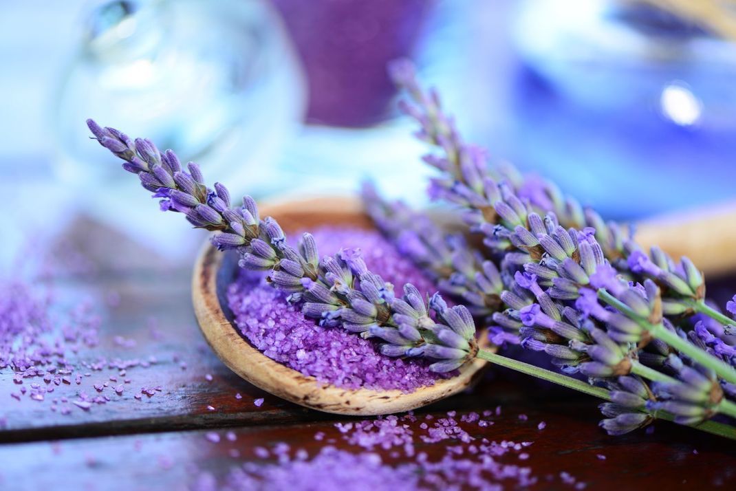 Lavendel-Badesalz verwöhnt alle Sinne – das perfekte Geschenk für alle Frauen, die es sich in der Wanne gern gutgehen lassen.