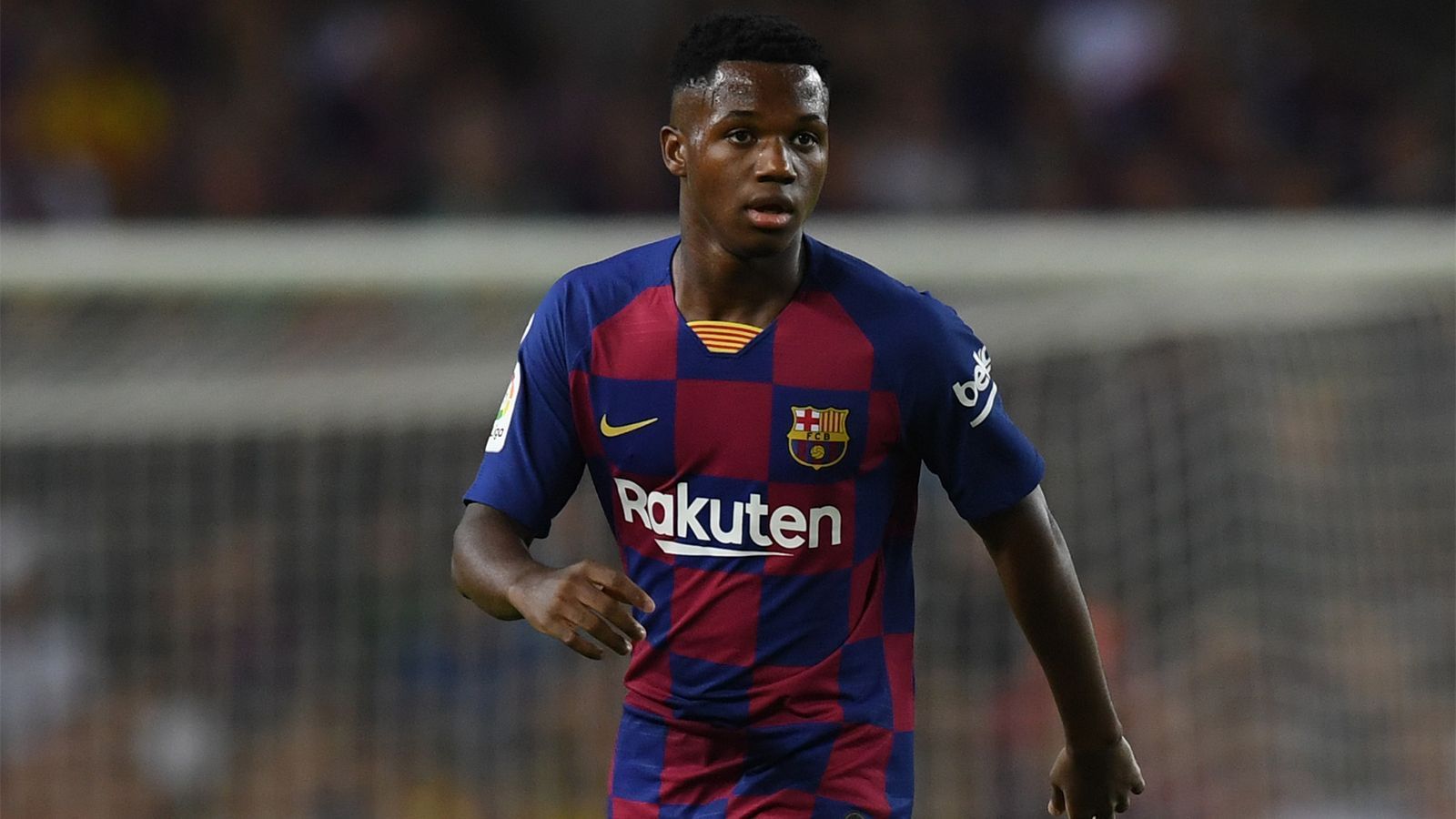 
                <strong>Erster Liga-Einsatz für den FC Barcelona</strong><br>
                Nach der Vertragsunterzeichnung schlug für den Youngster im ersten Heimspiel des FC Barcelona in der neuen La-Liga-Saison die große Stunde. Zwölf Minuten vor Spielende wurde der aus Guinea-Buissau stammende Offensivspieler beim 5:2 über Real Betis eingewechselt und verpasste damit nur knapp das Einstellen eines Uraltrekords.
              