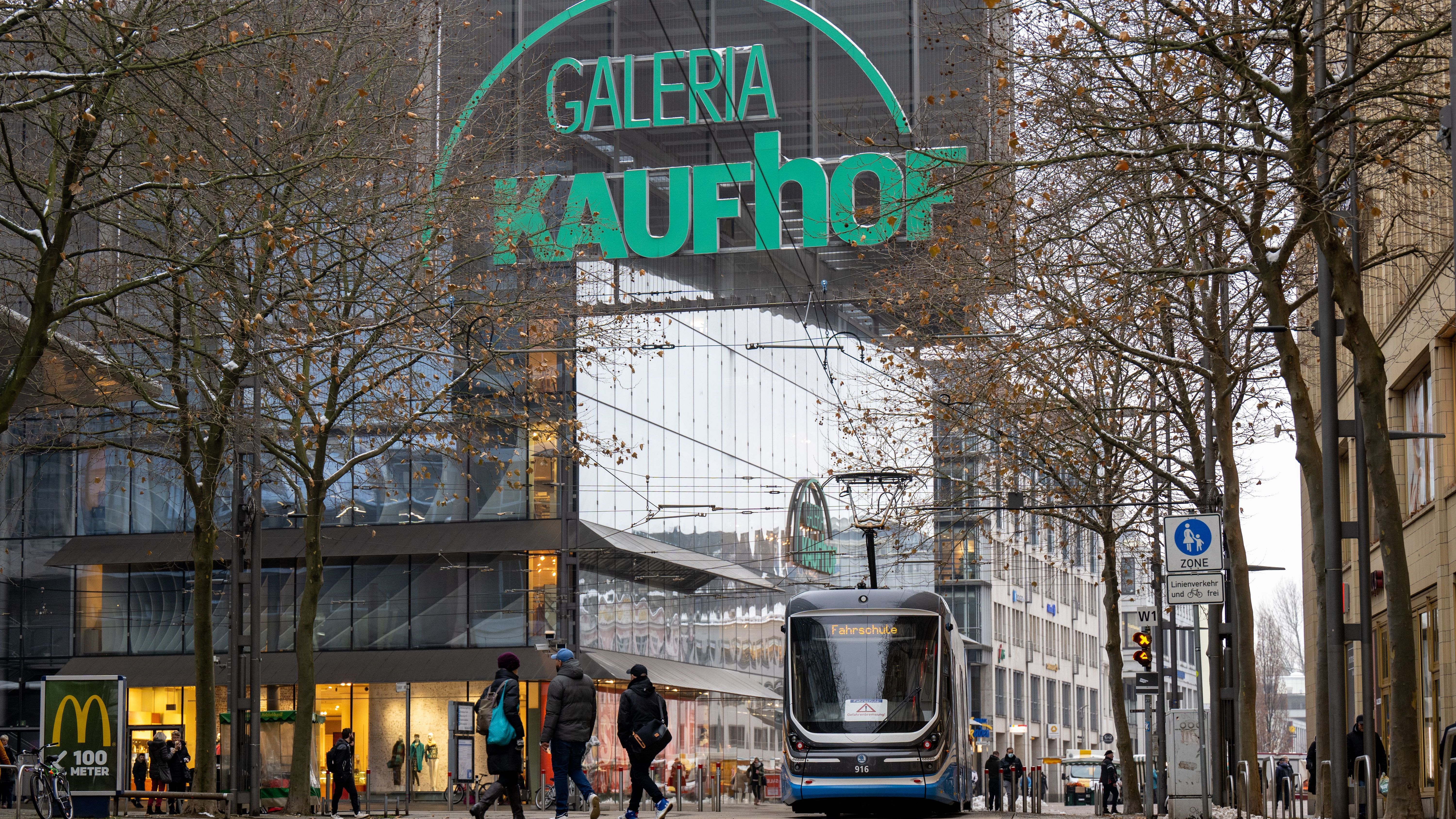 Keine Annäherung gab es zwischen der Gewerkschaft Verdi und dem angeschlagenen Warenhauskonzern Galeria Karstadt Kaufhof bei den ersten Tarifverhandlungen am Freitag (10. Februar).