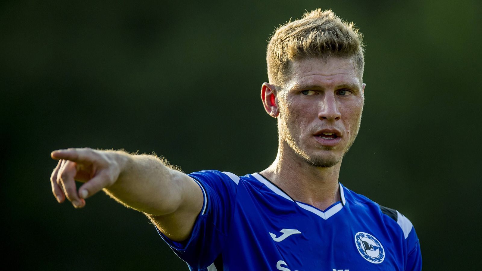 
                <strong>Uerdingen ist an Fabian Klos interessiert</strong><br>
                Er ist mit 113 Treffern der Rekordtorschütze von Arminia Bielefeld. Seit 2011 stürmt Fabian Klos für die Ostwestfalen. Im nächsten Jahr läuft sein Vertrag aus, Klos würde gerne verlängern. Doch zu einer Einigung kam es noch nicht. Deshalb bekundete der KFC Uerdingen sein Interesse an einer Verpflichtung von Klos. Der sagt zwar: "Ich fühle mich so wohl in Bielefeld, dass es nicht meine Absicht ist, den Verein unbedingt noch mal wechseln zu wollen." Doch manchmal geht es im Fußball bekanntlich ganz schnell. Und der Drittligist Uerdingen hat große Pläne. ran.de zeigt, welche Stars bereits für die Krefelder spielen.
              