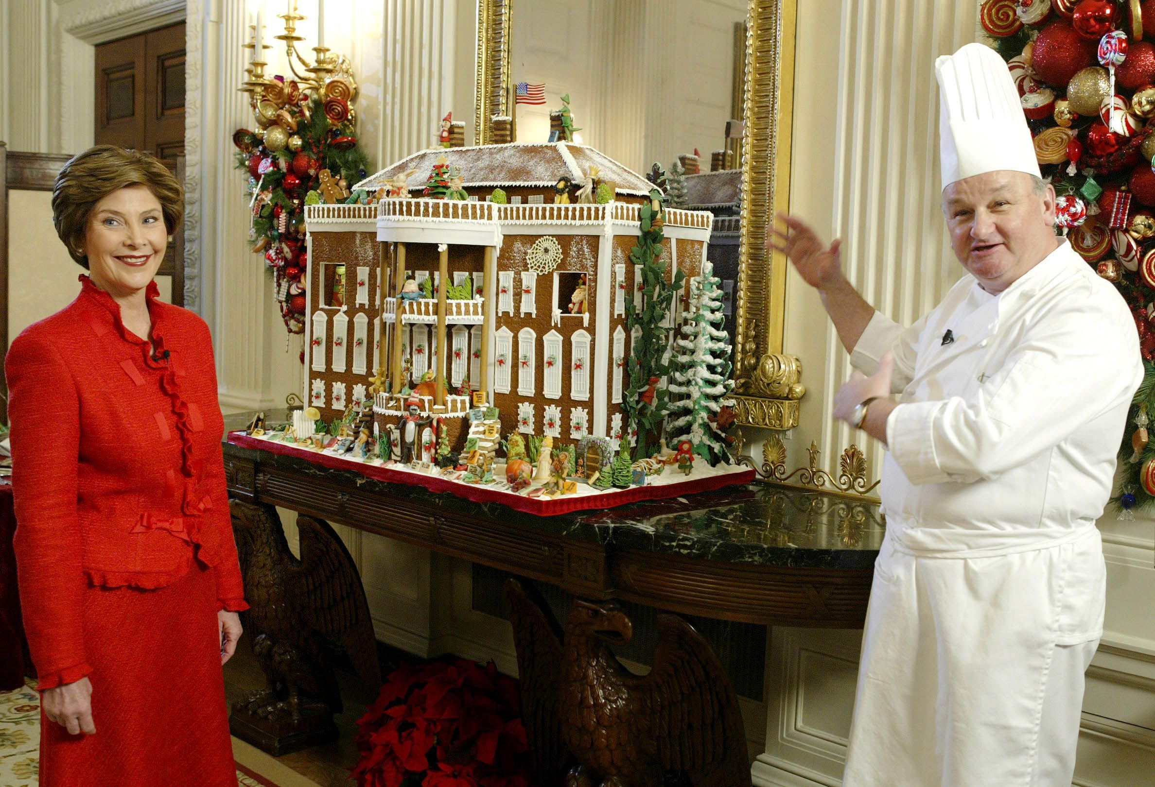 Laura Bush bleibt ihrer Farbe treu und präsentiert 2003 zusammen mit dem Chef-Konditor des Weißen Hauses das Lebkuchenhaus.  