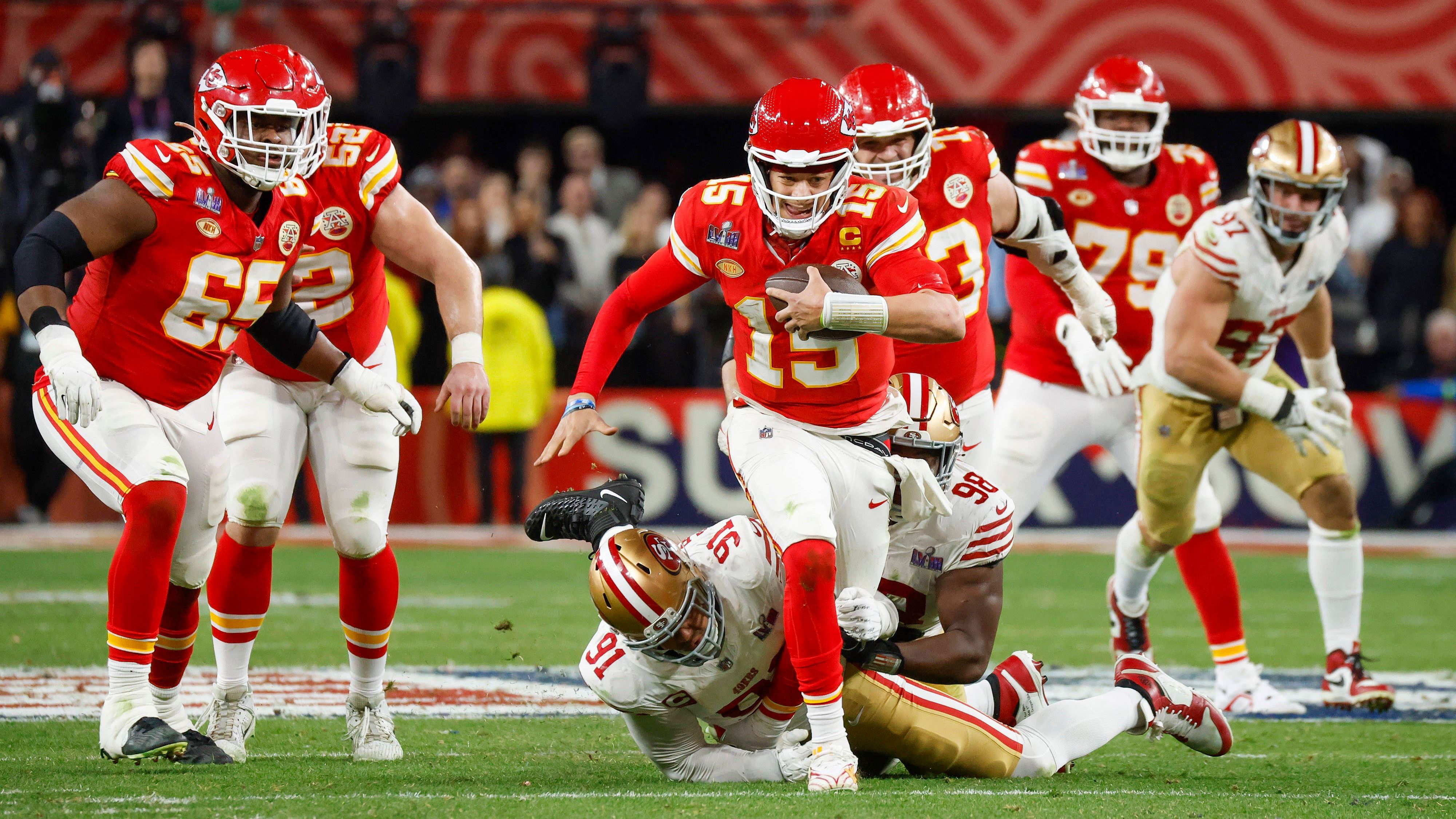 <strong>Meiste Comeback-Siege nach zweistelligem Rückstand: 3</strong><br>Wieder kamen Patrick Mahomes und seine Kansas City Chiefs schwer aus den Startlöchern, doch zum dritten Mal in vier Super Bowls drehte der Star-Quarterback die Partie noch um. Damit ist er der erste Anführer einer Offense, der drei Super Bowls nach zweistelligem Rückstand gewann. Zuvor war Mahomes gleichauf mit Brady, dem das zwei Mal gelang.