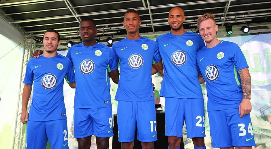 
                <strong>VfL Wolfsburg</strong><br>
                Auswärts tritt der Verein in der kommenden Spielzeit einheitlich auf. Außer dem Vereinslogo erstrahlen die Spieler komplett in Blau.
              