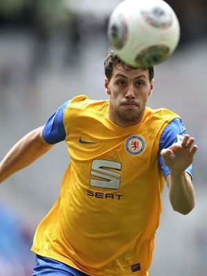 
                <strong>Eintracht Braunschweig Heimtrikot</strong><br>
                Schnörkellos: Die Braunschweiger haben sich für ihr Comeback in der deutschen Eliteliga für ein ganz bodenständiges Design entschieden.
              