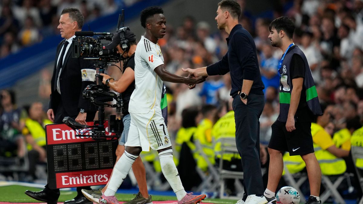ESP: Real Madrid CF - RCD Mallorca. La Liga EA Sports. Date 3 Vinicius Junior of Real Madrid CF and Xabi Alonso head coach of Real Madrid CF during the La Liga EA Sports match between Real Madrid C...