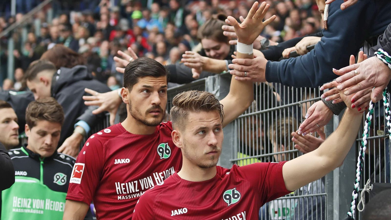 
                <strong>Platz 14: Hannover 96</strong><br>
                Hannover 96 spielte in der Saison 2018/2019 an sechs von 34 Spieltagen in einem ausverkauften Stadion.
              