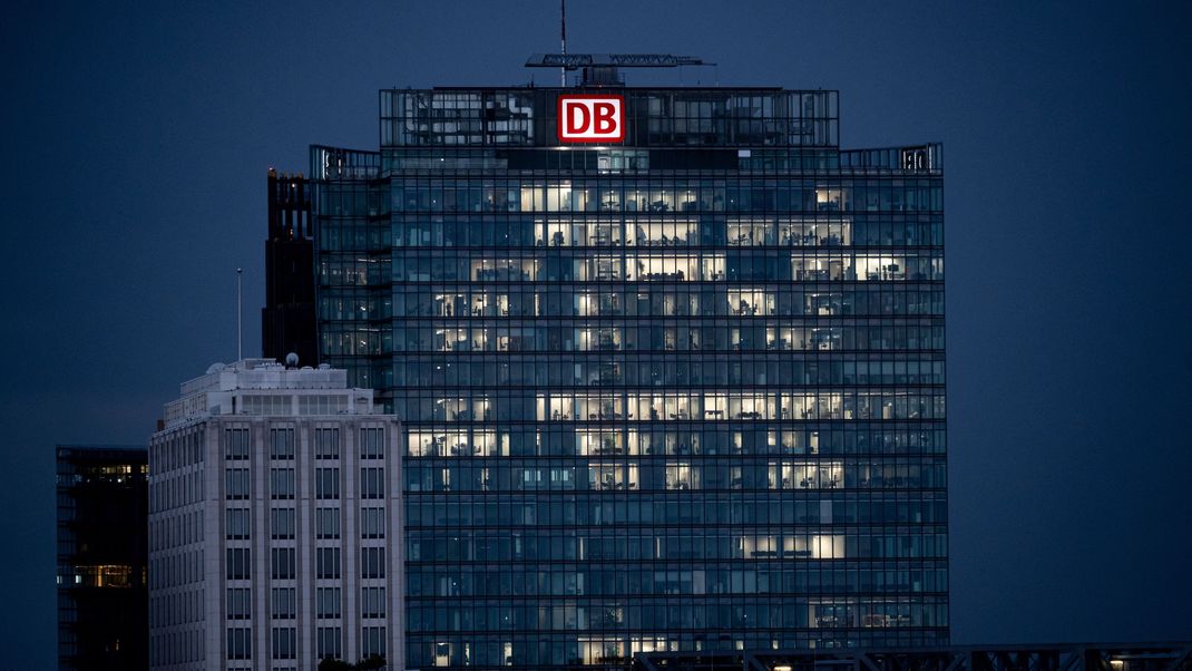 Der Bahn Tower der Deutschen Bahn in Berlin in der blauen Stunde.