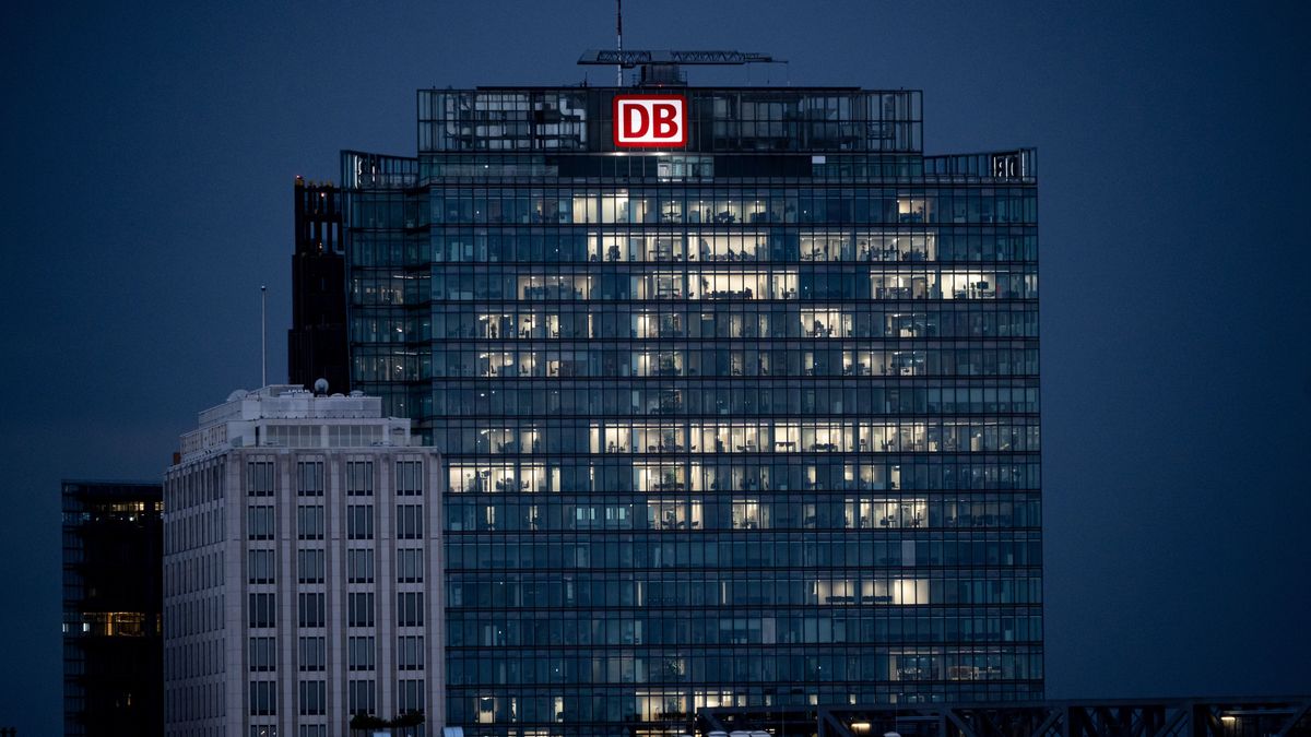 Dem "Spiegel" zufolge lässt die Bahn offenbar Züge ausfallen, um die Pünktlichkeitsstatistik zu schönen.