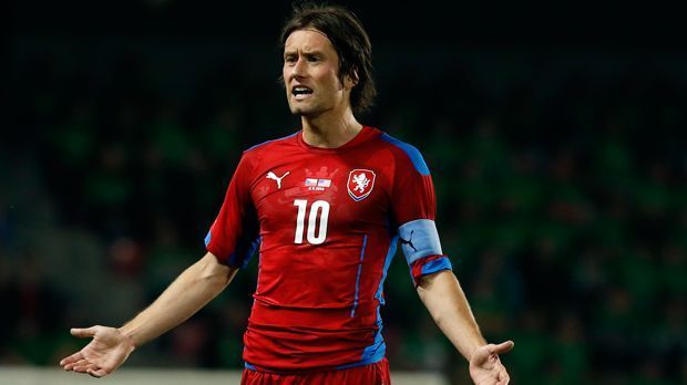 
                <strong>Tschechien - Tomas Rosicky</strong><br>
                Tschechien - Tomas Rosicky: Im Sommer ist Schluss - zumindest beim FC Arsenal. Der frühere Dortmunder verlässt die Londoner nach zehn Jahren mit noch unbekanntem Ziel. So könnte der 35-Jährige die EM nutzen, um sich für einen möglichen neuen Arbeitgeber anzubieten. In den letzten Jahren wurde Rosicky immer wieder von Verletzungen zurückgeworfen. In der abgelaufenen Saison kam er zu keinem einzigen Premier-League-Einsatz für die Gunners.
              