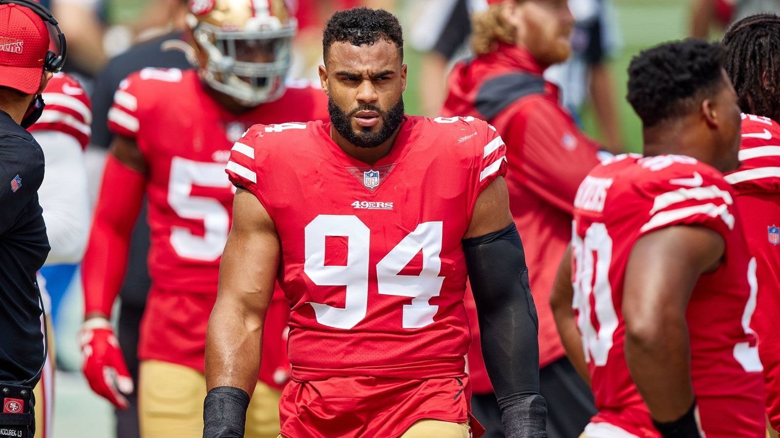 
                <strong>Solomon Thomas (San Francisco 49ers)</strong><br>
                Mit Defensive Lineman Soloman Thomas verletzte sich ein weiterer Leistungsträger der 49ers gegen die New York Jets. Wie sein Mannschaftskollege Bosa erwischte es auch den D-Liner schwer am Knie, weshalb er einige Wochen auszufallen droht.
              