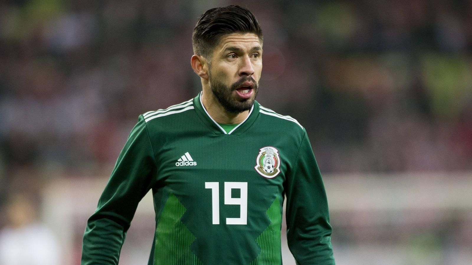 
                <strong>Oribe Peralta (Mexiko)</strong><br>
                Auch Teamkollege Oribe Peralta hat seinen Rücktritt aus der mexikanischen Nationalmannschaft bekannt gegeben. Der Stürmer lief insgesamt 67 mal für El Tricolor auf und erzielte dabei 25 Tore. Bei der WM in Russland kam der 34-Jährige nicht über die Rolle des Ergänzungsspielers hinaus.
              