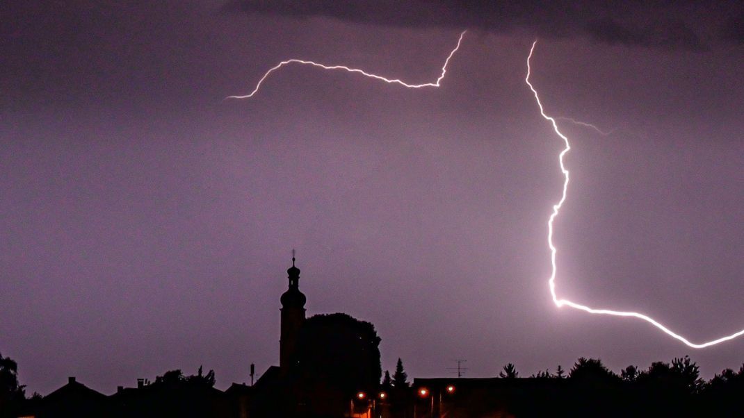 Laut "Blitzatlas" 2023 schlugen im vergangenen Jahr bundesweit 316.000 Blitze ein, davon 70.000 in Bayern.
