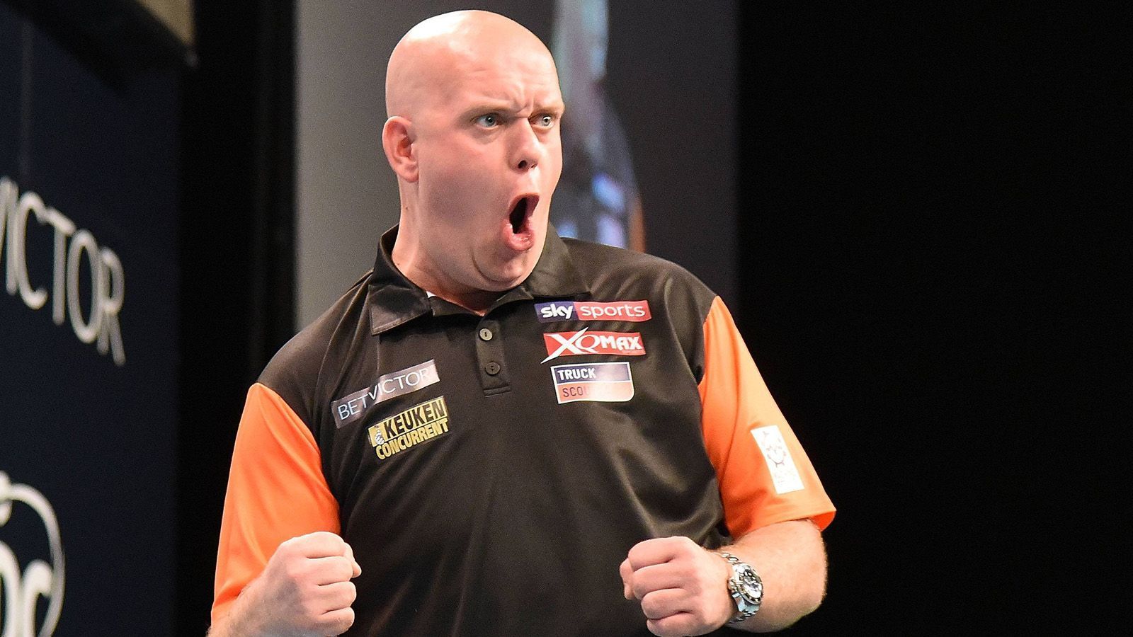 
                <strong>Michael van Gerwen (Niederlande) </strong><br>
                Spitzname: Mighty Mike, MvGProfi seit: 2005Weltrangliste Platz: 1Einlaufmusik: "Seven Nation Army" von White StripesErfolge: (Stand: 8. Juli  2019) PDC-WM: Weltmeister 2014, 2017 und 2019Premier League: Sieger 2013, 2016, 2017, 2018 und 2019World Matchplay: Sieger 2015 und 2016 World Grand Prix: Sieger 2012, 2014, 2016 und 2018Grand Slam of Darts: Sieger 2015, 2016 und 2017Pro Tour: Mehr als 30 Turniersiege (Stand Anfang 2019)
              