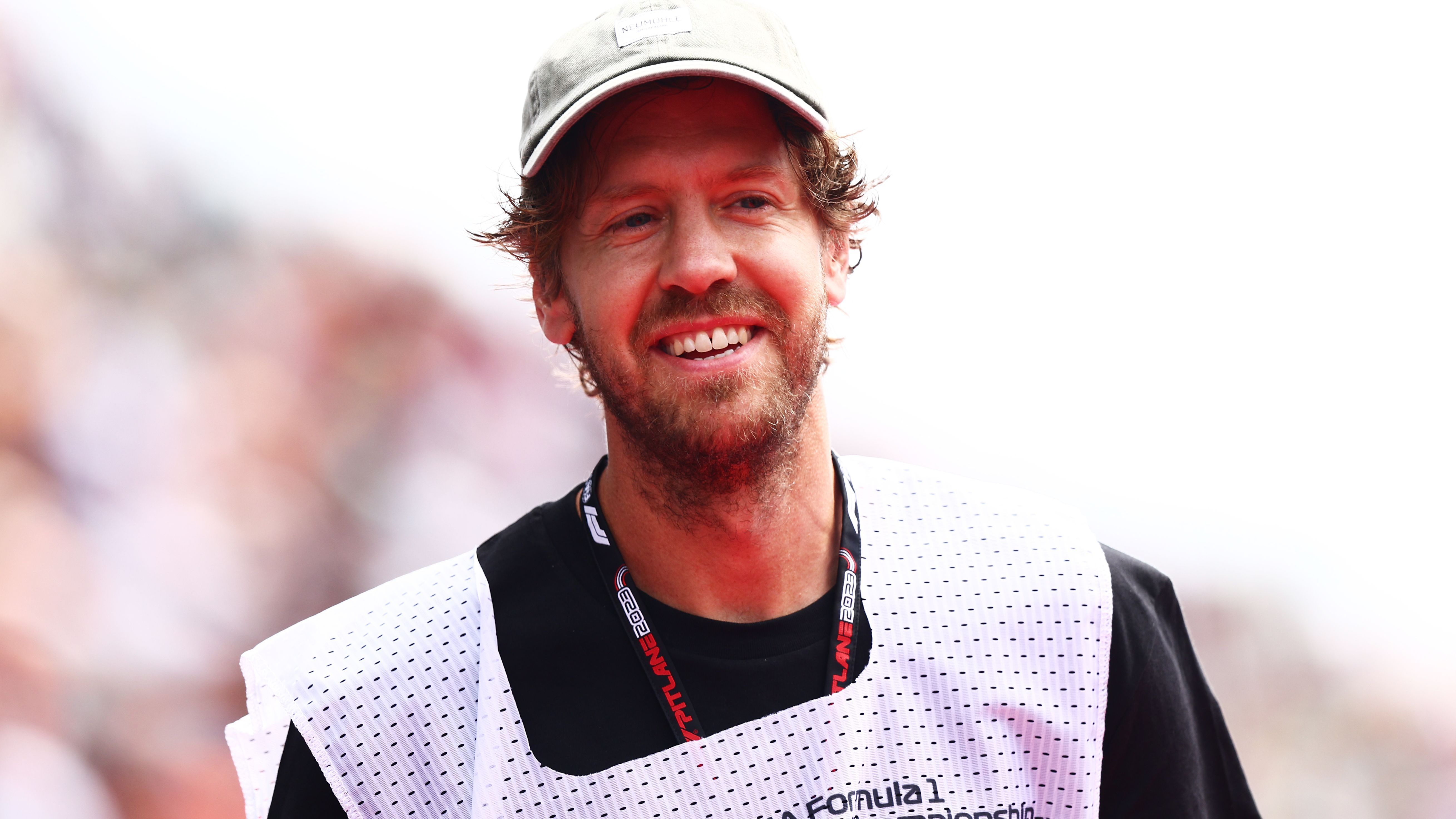 <strong>Sebastian Vettel</strong><br>Zugegeben, ein eher unwahrscheinliches Szenario. Sebastian Vettel hatte aber angedeutet, wieder Interesse am Rennfahren zu haben - bisher allerdings eher außerhalb der Formel 1. Sollte der Heppenheimer aber wieder Interesse an der Formel 1&nbsp; bekommen, so gebe es für Red Bull 2025 wohl kaum eine bessere Alternative als ihn. Vollkommen auszuschließen ist ein Comeback daher nicht...