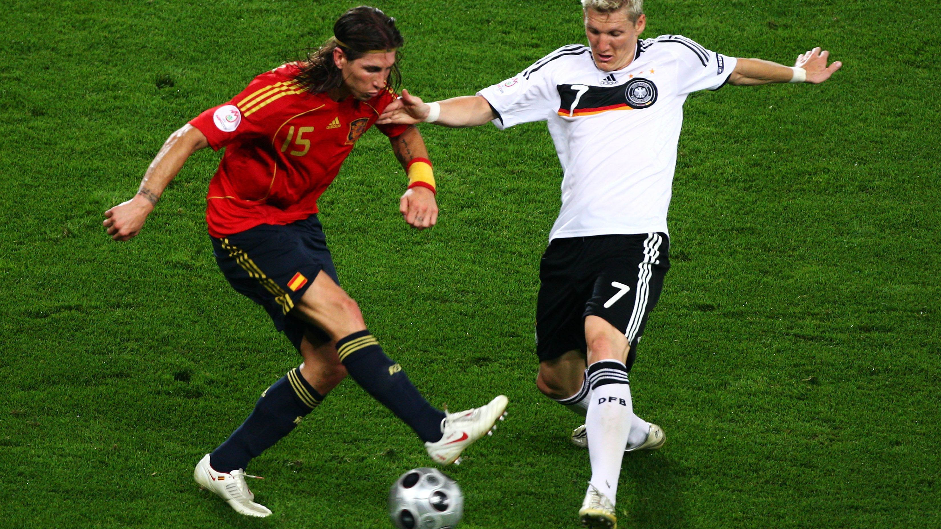 <strong>EM 2008, Finale, Deutschland - Spanien 0:1</strong><br>Spanien feierte auch ohne Hilfe des verletzten Toptorjägers David Villa völlig verdient den zweiten EM-Titel nach 1964. Auf der Gegnerseite meldete sich Kapitän Ballack kurzfristig doch spielbereit. Anders als im Halbfinale gegen die Türkei (3:2) reichte es diesmal nicht zum Sieg. Bundespräsident Köhler und Bundeskanzlerin Merkel auf den Rängen sahen eine schwache deutsche Vorstellung.