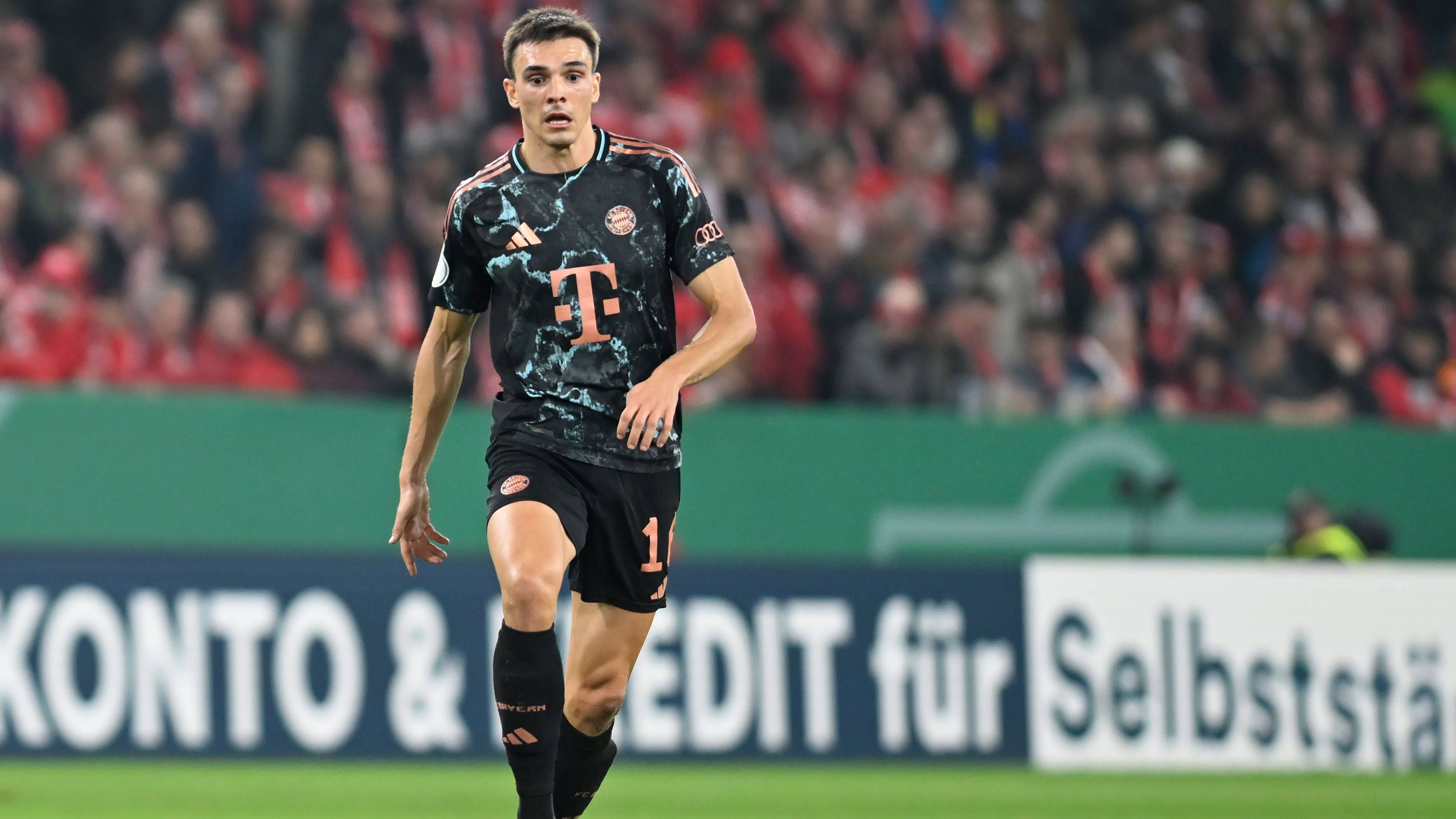 <strong>Joao Palhinha</strong><br>Nicht unbedingt verkauft werden soll Joao Palhinha. Freilich, die Bayern baggerten nahezu monatelang an dem Portugiesen, ehe sie ihn vom FC Fulham loseisen konnten. Allerdings spielt er weit unter den Erwartungen und ist aktuell nur selten gefragt. Aber nicht nur haben die Verantwortlichen ihn noch nicht aufgegeben, auch würde wohl kein Verein mehr die Summe aufbringen, die der Rekordmeister einst zahlte.