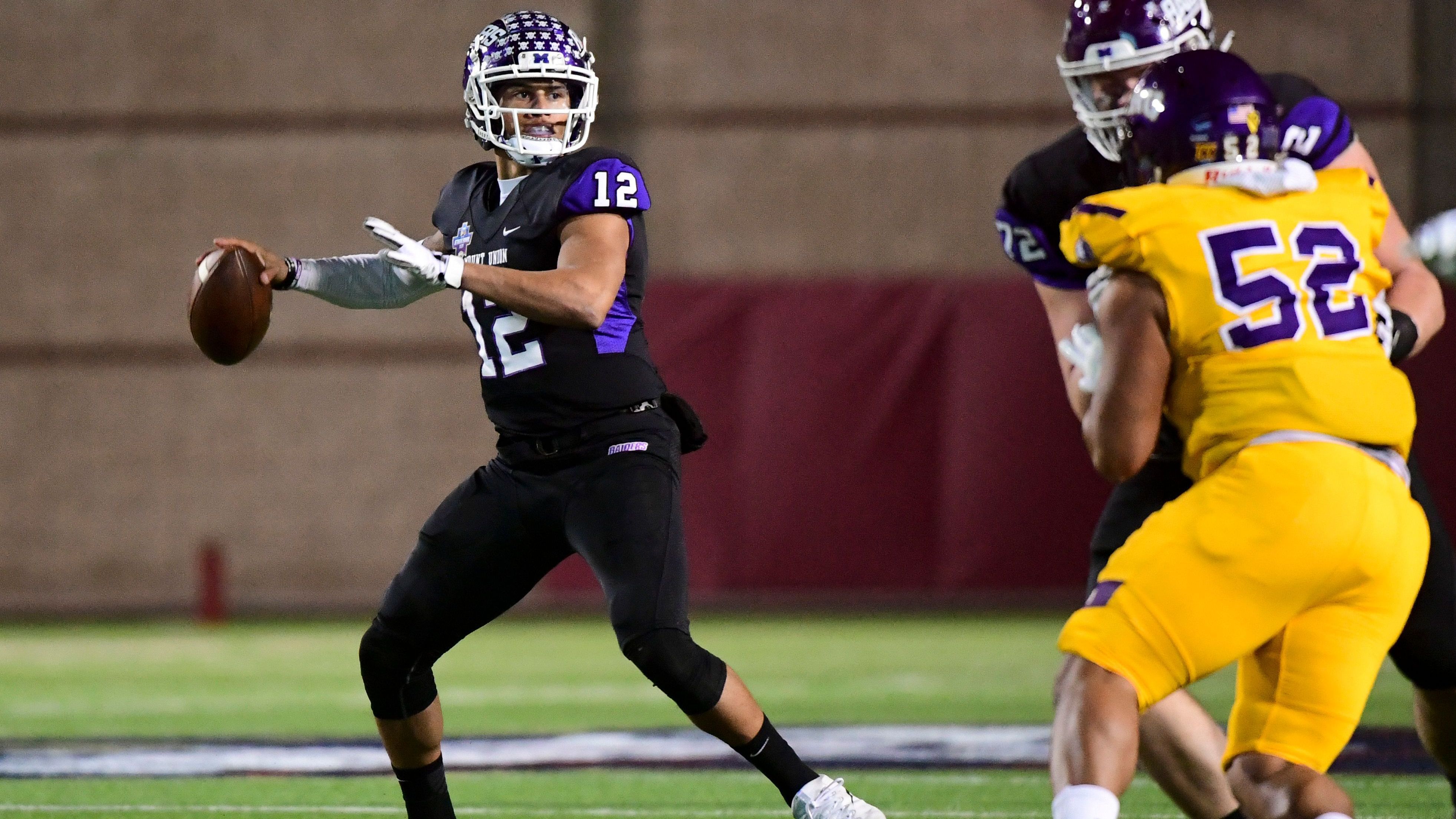 <strong>D’Angelo Fulford (Tirol Raiders)</strong><br>- 26 Jahre jung, in Florida aufgewachsen, in Ohio an der University of Mount Union gespielt<br> - Nach der Zeit am College im Training Camp der BC Lions in der CFL (Kanada), dann Indoor Football League und Gastauftritt in der XFL bei den Las Vegas Vipers. Da hat er zwar nicht gespielt, aber Charlie Eger kennengelernt, der dort Offensive Coordinator war und mittlerweile die Offensive Line in Innsbruck coacht.