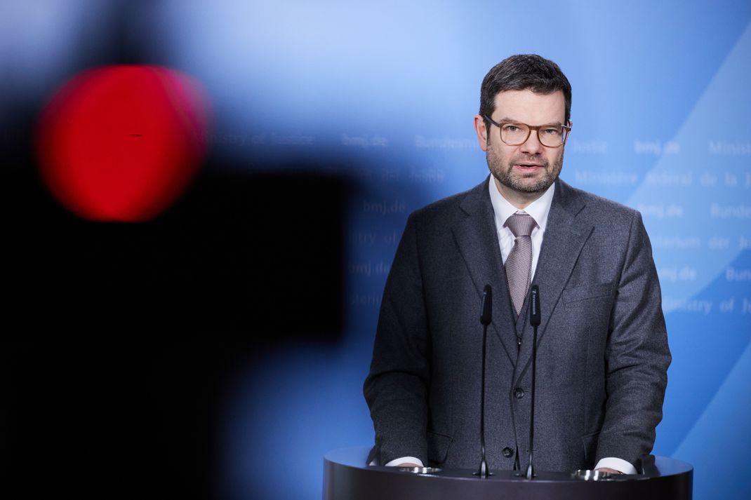 Justizminister Marco Buschmann (FDP) beabsichtigt, Kinderpornografie-Strafen wieder als Vergehen herabzustufen.