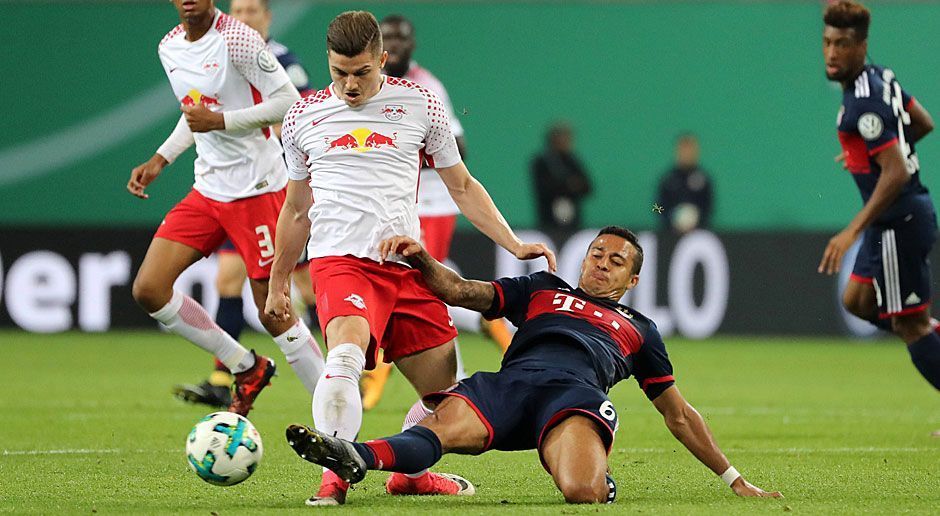 
                <strong>Marcel Sabitzer (RB Leipzig)</strong><br>
                Der Österreicher hat nach Forsbergs erstem Freistoß fast die große Chance aus kurzer Distanz, allerdings kommt er nicht an Ball. Ansonsten ist Sabitzer viel unterwegs und beschäftigt die Bayern-Abwehr. Allerdings patzt er bei Thiagos Ausgleich und lässt den Spanier einfach laufen. Nach 100 Minuten wird er durch Landsmann Laimer ersetzt. ran-Note: 4
              