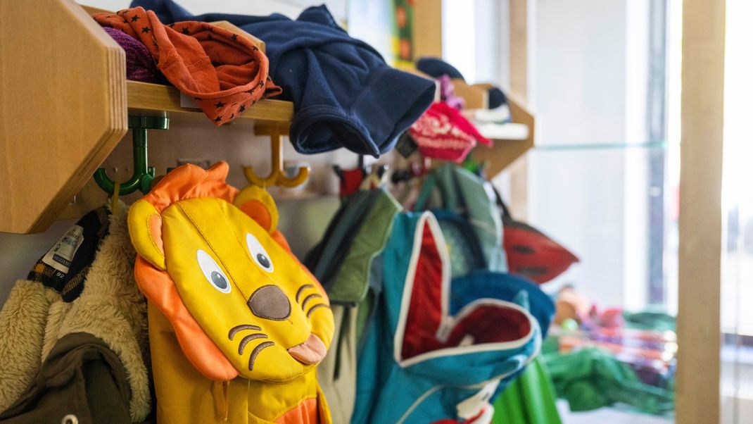 Kinderrucksäcke hängen in einer Garderobe einer Berliner Kita