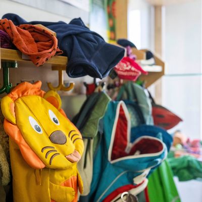 Kinderrucksäcke hängen in einer Garderobe einer Berliner Kita