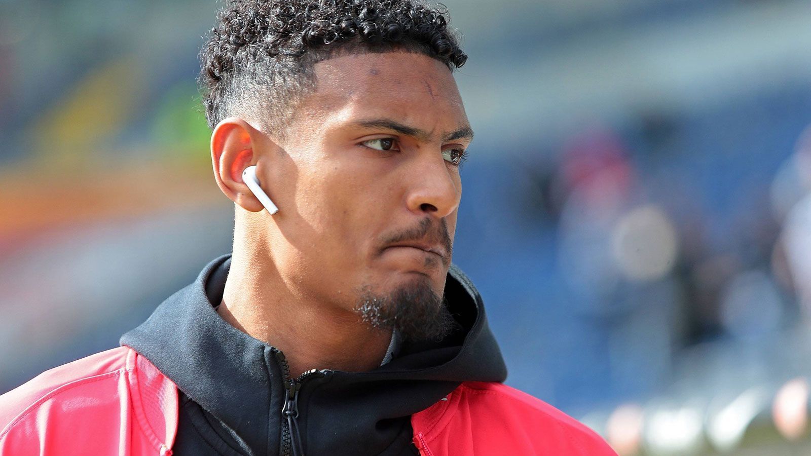 
                <strong>Sturm: Sebastien Haller </strong><br>
                Der nächste Büffel. Auch Sebastien Haller entwickelte sich in der famosen Eintracht-Saison 2018/19 zum Stürmer von internationalem Format. In der Spitze machte er die Bälle fest und behauptete diese, dabei war er ebenso torgefährlich wie mannschaftsdienlich und körperlich stark. West Ham lockte Haller in die Premier League, auch er ist dort nicht so richtig glücklich geworden. Wer weiß, vielleicht gehören Haller und Jovic einfach zusammen...
              