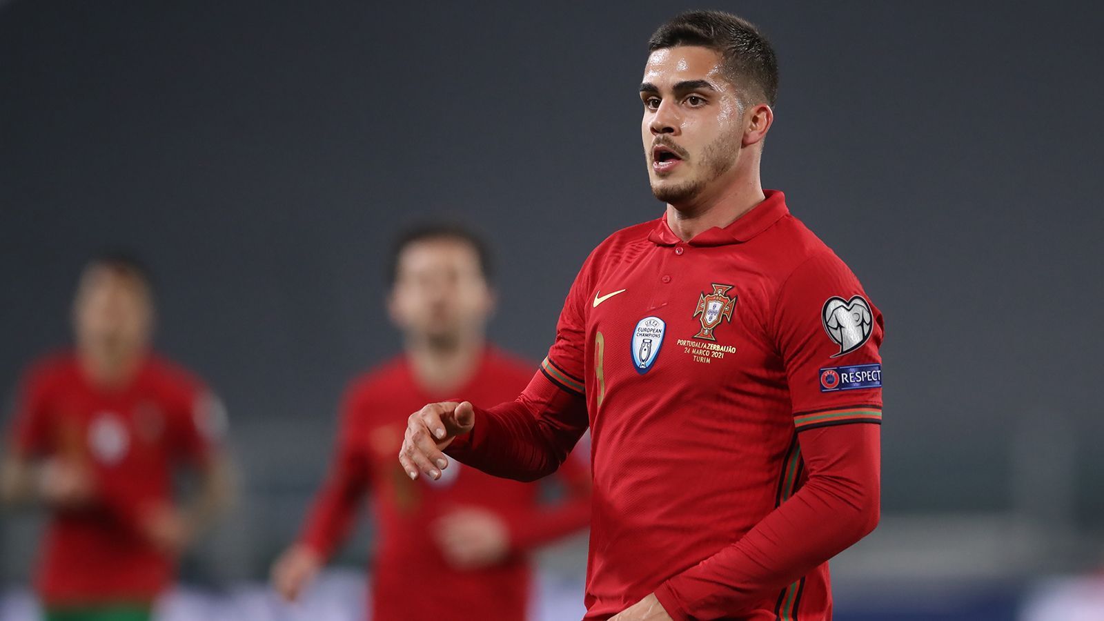 
                <strong>Andre Silva (Portugal)</strong><br>
                In der Kreisliga würde man sagen: "Der Andre, der steht einfach immer richtig." Dank seines unfassbaren Torriechers sammelte der Stürmer der Eintracht aus Frankfurt 29 Tore in 34 Einsätzen. Für die Nationalmannschaft lief Andre Silva bereits in 38 Partien auf (16 Treffer), musste allerdings in den jüngsten drei Partien auf der Bank Platz nehmen.   
              