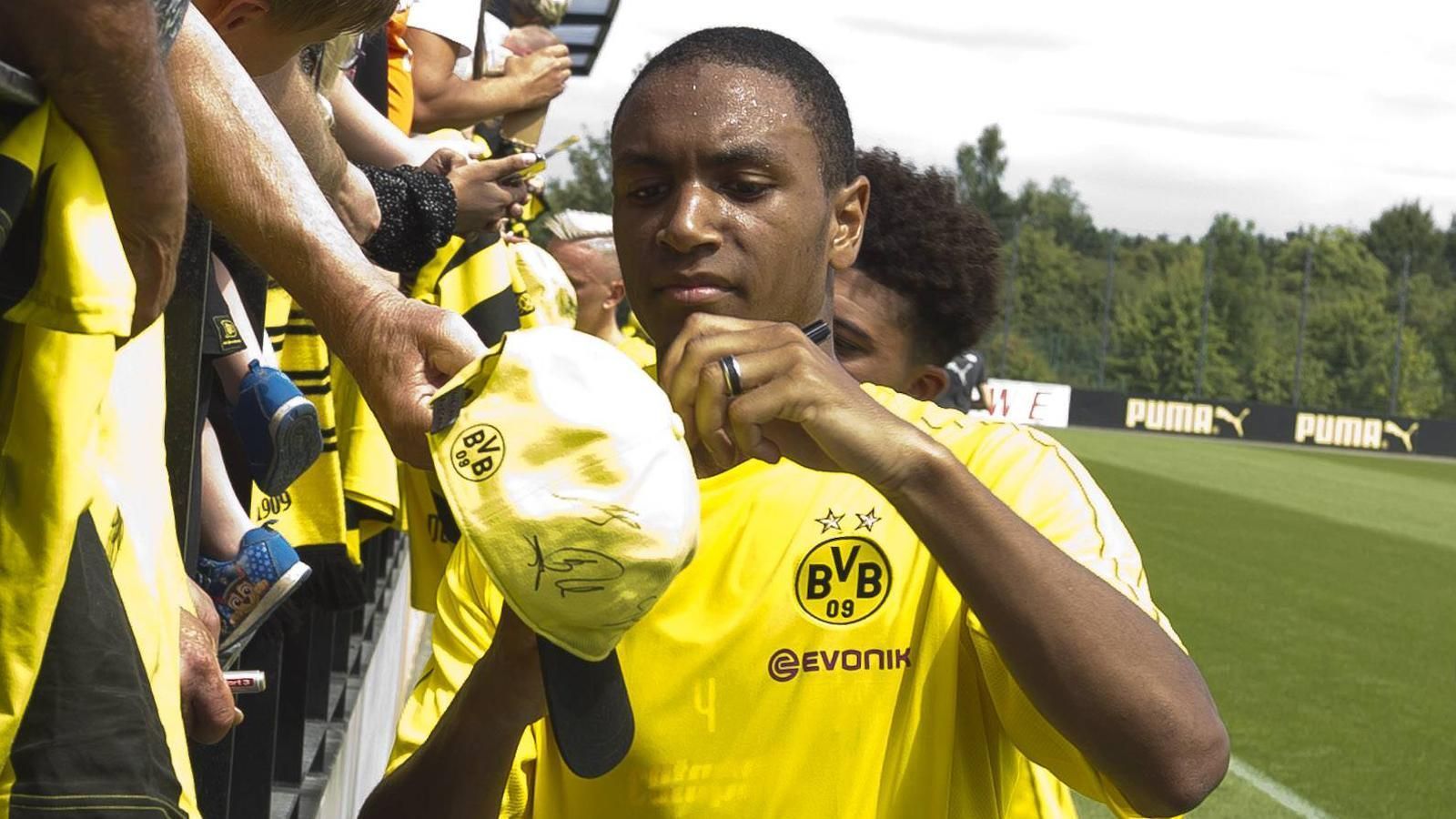 
                <strong>Borussia Dortmund </strong><br>
                ... Abdou Diallo am ersten öffentlichen Training von Borussia Dortmund teil. Der Ex-Mainzer schrieb gleich nach seiner ersten Trainingseinheit fleißig Autogramme.
              