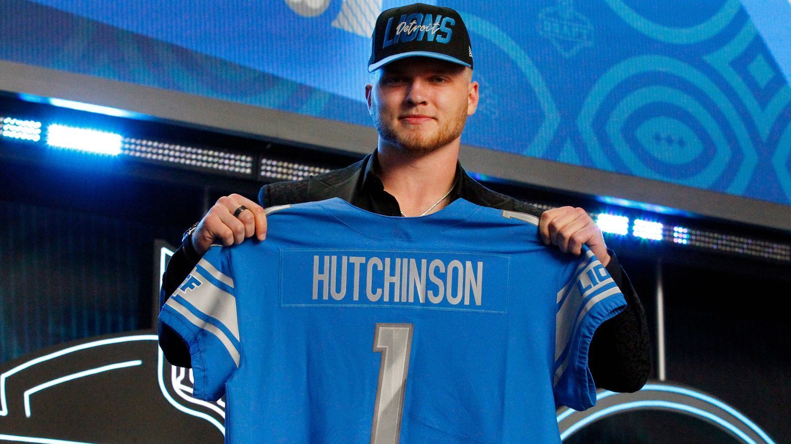 
                <strong>2. Pick: Aidan Hutchinson (Defensive End, Detroit Lions)</strong><br>
                &#x2022; <strong>Vertrag unterschrieben: ja</strong><br>&#x2022; <strong>Signing Bonus</strong>: 23.153.372 US-Dollar <br>&#x2022; <strong>Gesamtgehalt</strong>: 35.713.386 US-Dollar<br>
              
