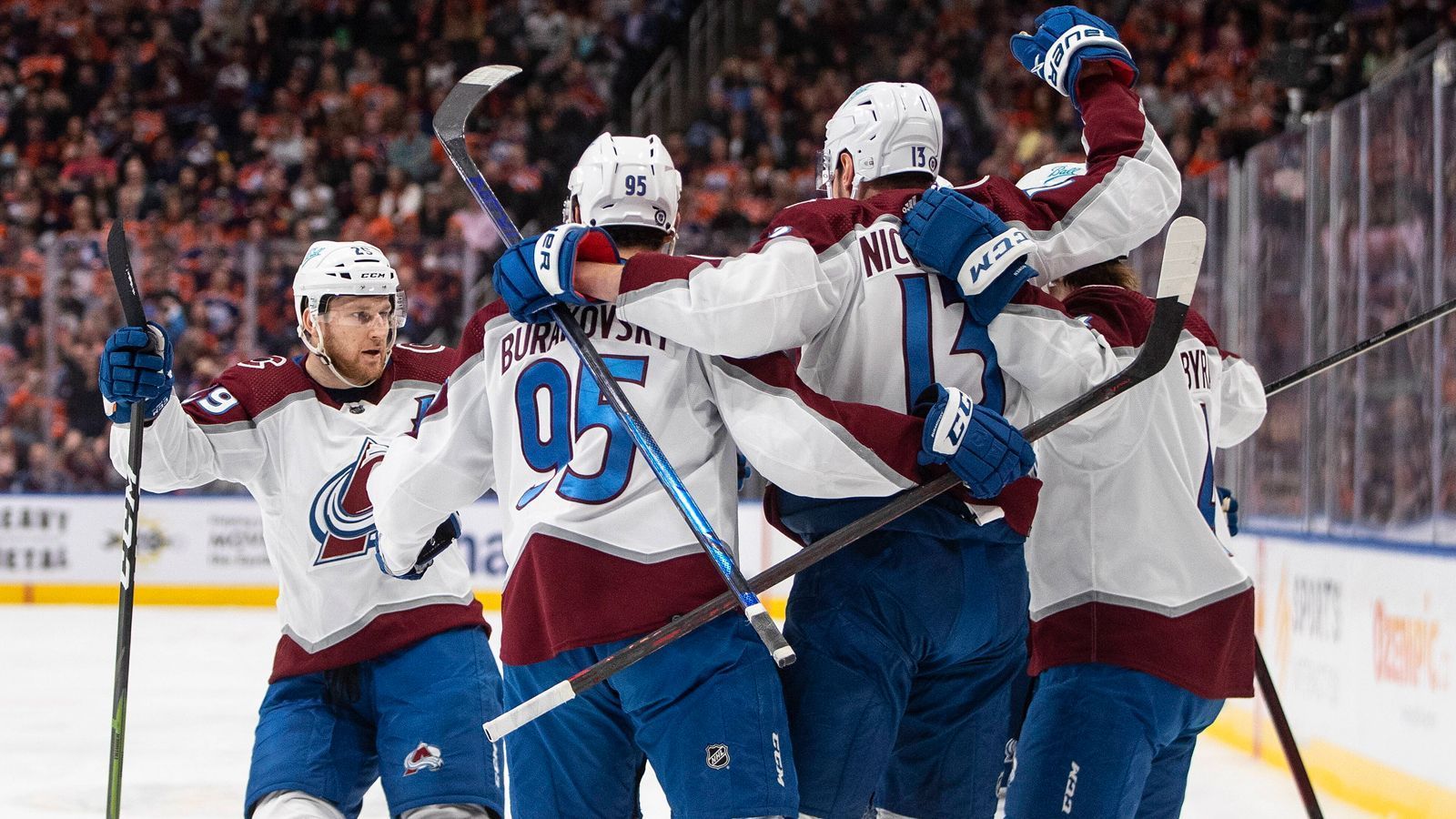 
                <strong>Colorado Avalanche</strong><br>
                Wer diesen Song nicht kennt, hat Darts nie geliebt. Colorado feiert seine Tore mit der Darts-Hymne schlechthin: "Chase The Sun" von PLANET FUNK.
              