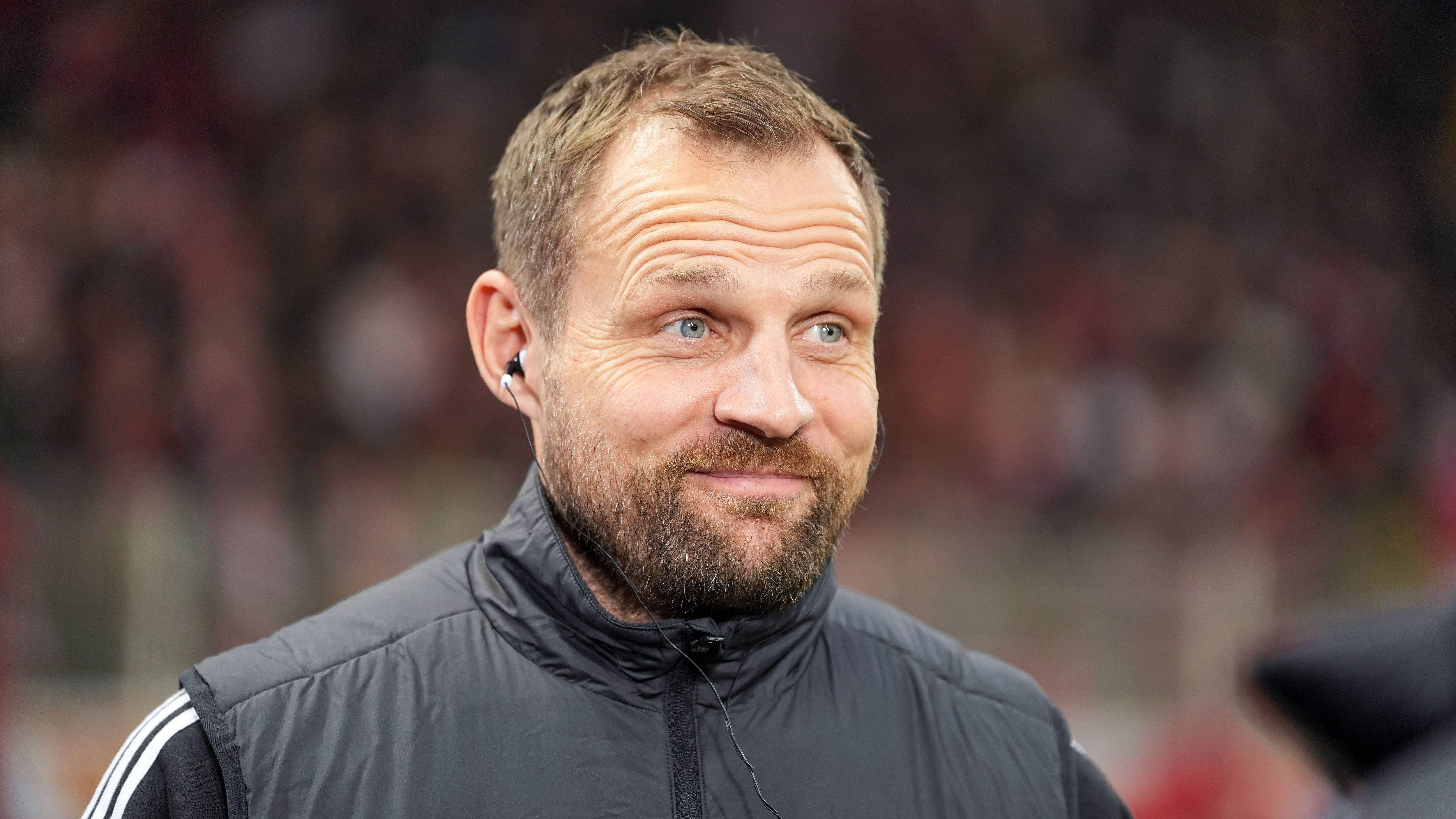 <strong>Bo Svensson</strong> <strong>(vereinslos, zuletzt Union Berlin)</strong><br>Der Däne spielte einst selbst einenhalb Jahre für die Borussia, ehe der Defensivspieler zu einer Säule bei Mainz 05 wurde. Später trainierte der heute 46-Jährige auch das Team und machte dabei 104 Pflichtspiele an der Seitenlinie. Deutlich kürzer und weniger erfolgreich verlief das Kapitel bei Union Berlin. Dort fehlte der Erfolg, wo er als Nachfolger von Fischer bereits nach nur einem halben Jahr Ende Dezember 2024 wieder gehen musste.