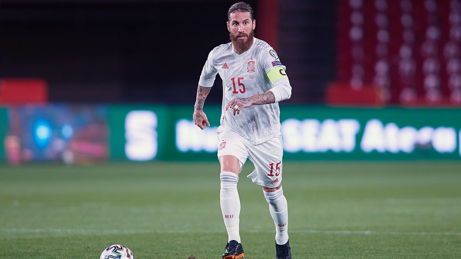 
                <strong>Sergio Ramos (Spanien)</strong><br>
                Gerade erst von einer zweimonatigen Verletzungspause zurückgekehrt, zog sich Spaniens Sergio Ramos im Saison-Endspurt erneut eine Sehnenverletzung am linken Bein zu. Damit fällt der 35-Jährige von Real Madrid für die EM aus. Da Ramos' Vertrag bei den "Königlichen" ausläuft, wäre es sogar möglich, dass der langjährige Leistungsträger durch seine neuerliche Verletzung nie wieder für Real Madrid auflaufen kann. Mit Spanien gewann der Rekordnationalspieler (180 Länderspiele) bislang zwei Mal den EM- und ein Mal den WM-Titel. 
              