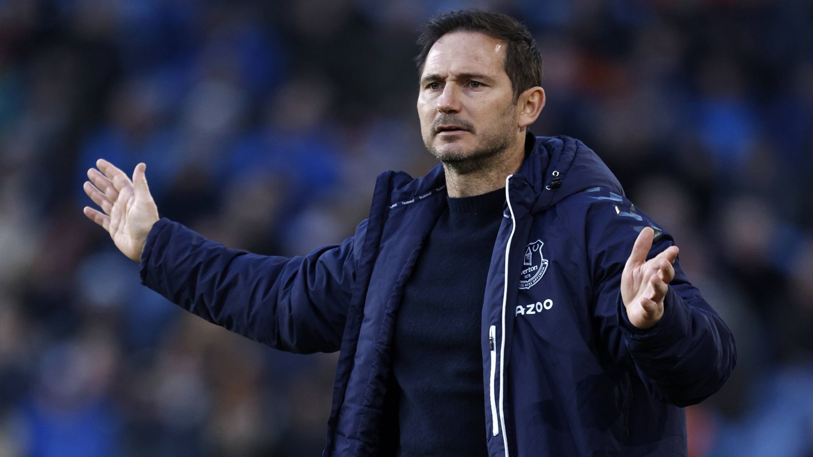 
                <strong>Frank Lampard (FC Everton)</strong><br>
                Seit Januar ist Frank Lampard beim FC Everton im Amt. Mit den "Toffees" gelang ihm in letzter Minute der Klassenverbleib in der Premier League. Seine Aufgabe an der Merseyside hat er also erfüllt. Davor war Englands ehemaliger Top-Achter bei "seinem" Klub FC Chelsea unter Vertrag. Das ging jedoch nicht ganz so auf, wie erhofft und der 43-Jährige wurde nach 81 Spielen von Thomas Tuchel beerbt. Doch Chelsea war nicht Lampards erste Station. Sein Debüt als Chefcoach gab der Engländer bei Zweitligist Derby County. Dennoch wies Lampard bei Chelsea mit 1,75 Punkten pro Spiel seine bisher beste Bilanz auf.
              