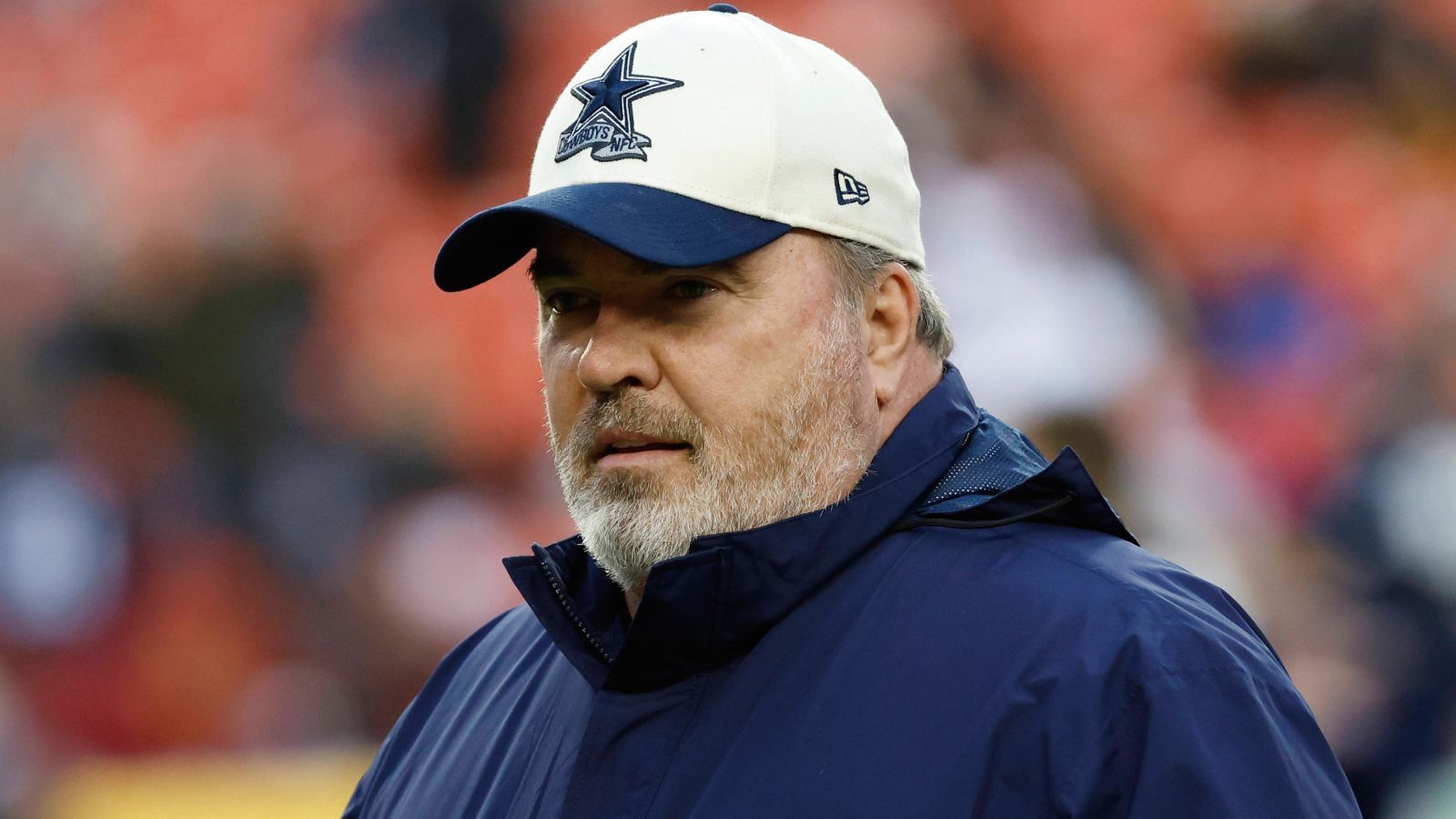 
                <strong>Platz 21: Mike McCarthy (Dallas Cowboys)</strong><br>
                Der Kader der Dallas Cowboys ist eigentlich in allen Bereichen mit absoluten Top-Stars gespickt. Trotzdem reichte es erst vergangene Saison zum ersten Playoff-Sieg der bisher dreijährigen Mike-McCarthy-Ära. Das vorzeitige Ausscheiden wird zwar zu einem großen Teil Quarterback Dak Prescott angelastet, aber da McCarthy schon als Head Coach der Green Bay Packers nicht gerade als Innovator bekannt war, kann sich der 59-Jährige hier nicht aus der Verantwortung stehlen. Nach dem Abgang von Offensive Coordinator Kellen Moore und der Übernahme des Playcallings durch McCarthy muss dieser sich jetzt beweisen.
              