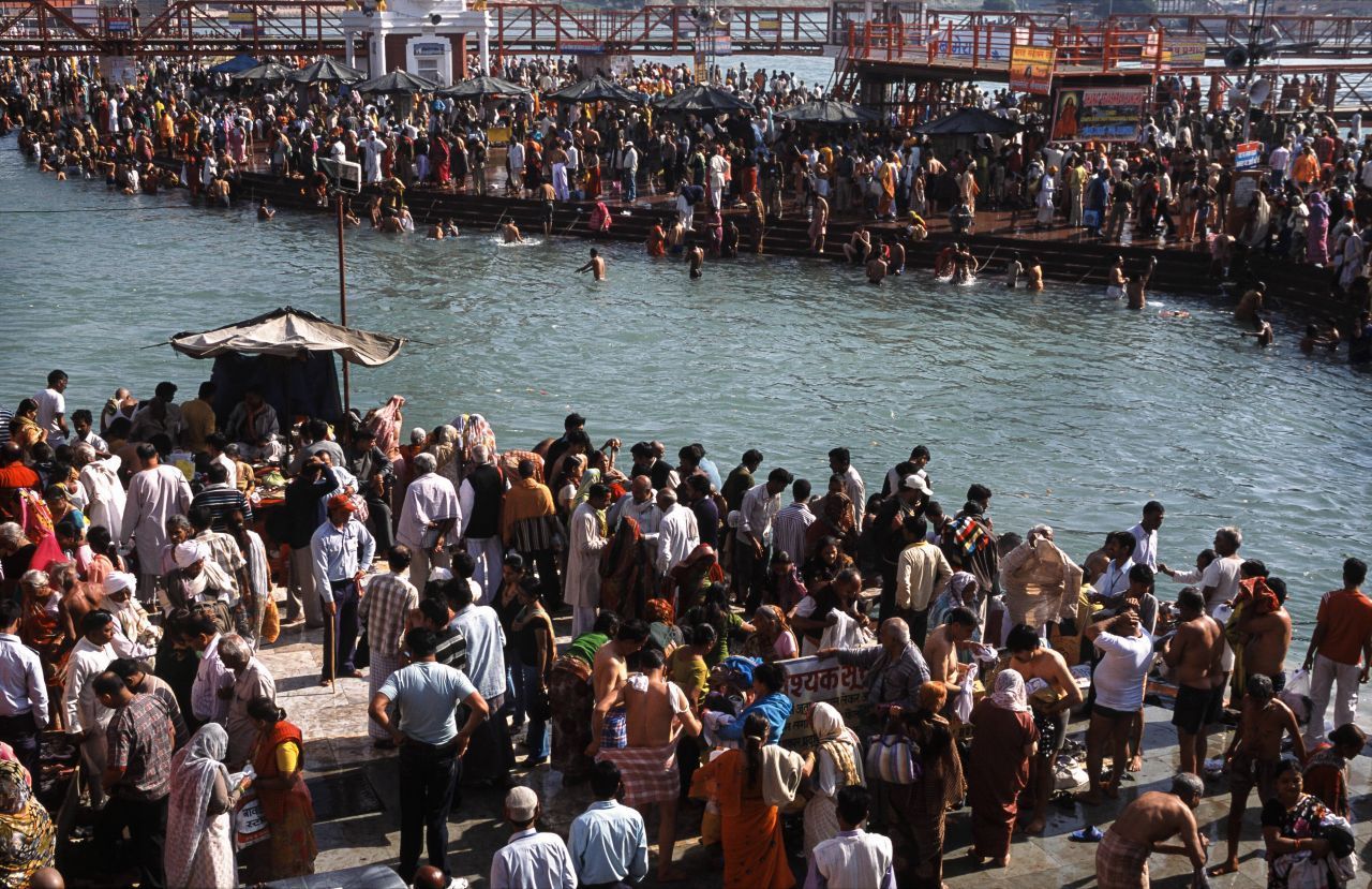 Kumbh Mela, das Fest des Kruges, findet alle drei Jahre in vier Städten an den heiligen Flüssen Ganges und Yamuna statt. Die Hindu:istinnen tauchen in den Flüssen unter, um das Übel der Welt abzuwaschen.