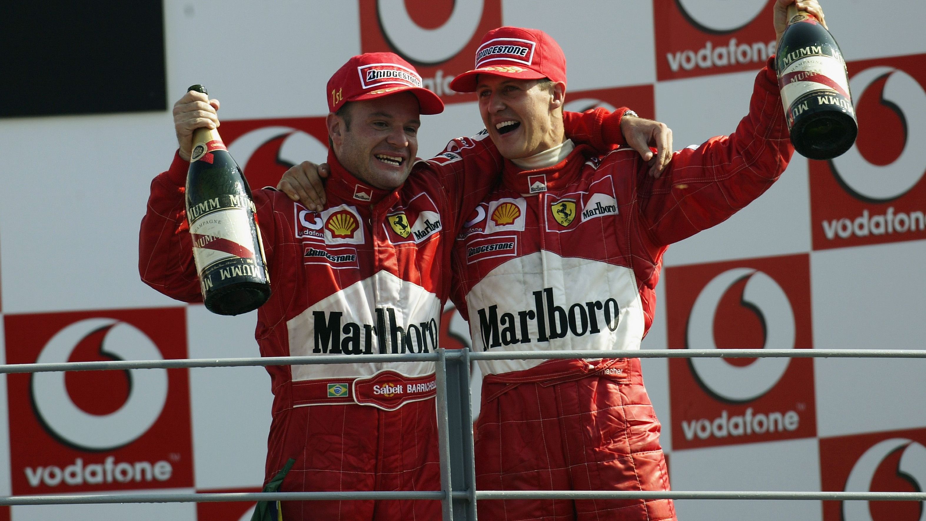 <strong>Pure Dominanz bis 2004</strong><br>In den Folgejahren dominierten Schumacher und Ferrari die Formel 1 quasi nach Belieben, in Deutschland wurden rote Perücken zum Markenzeichen unter den Motorsportfans. Bis einschließlich 2004 gingen alle Titel nach Maranello bzw. Kerpen. Die Konkurrenz konnte zwar vereinzelt dagegenhalten, über eine ganze Saison war sie aber chancenlos.