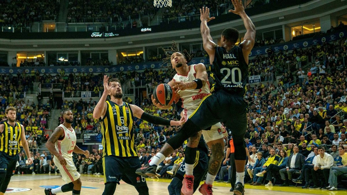 Treffsicher in Istanbul: Carsen Edwards (am Ball)