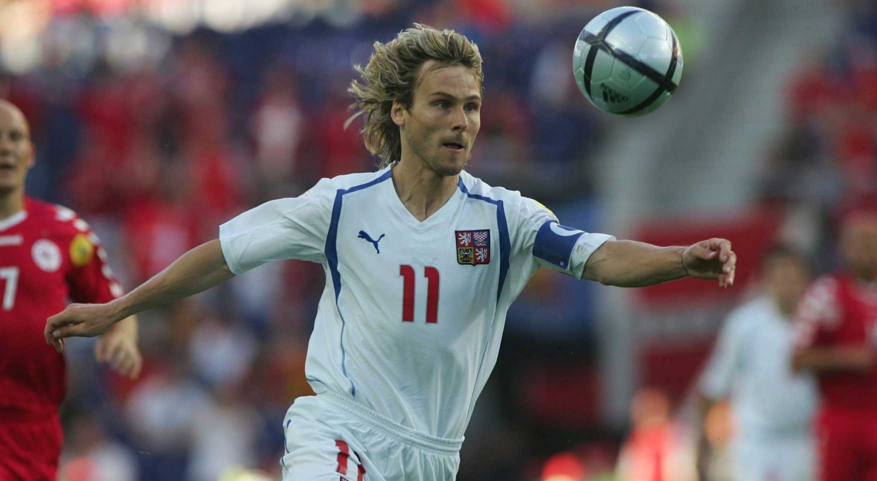 
                <strong>Mittelfeld: Pavel Nedved (Tschechien)</strong><br>
                Mittelfeld: Pavel Nedved. Der begnadete Techniker war wohl der berühmteste Kopf von Tschechiens "Goldener Generation". Insbesondere bei der EM 2004 zeigte der Edeltechniker überragende Leistungen. Zum Titel reichte es zwar nicht, doch Nedved wurde völlig zurecht in das "UEFA-All-Star-Team" gewählt.
              