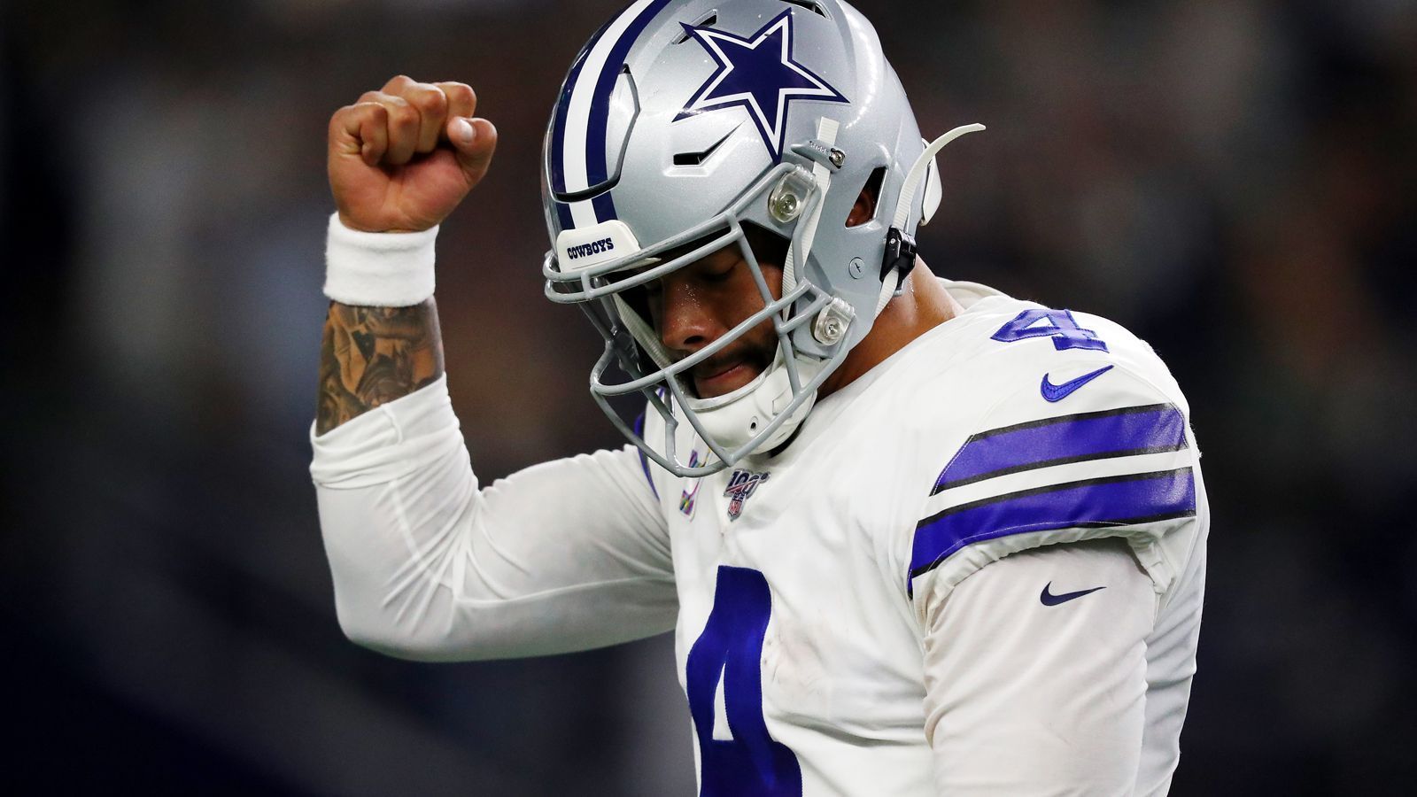 
                <strong>Warum Dak Prescott auf einmal 4,6 Millionen mehr verdient</strong><br>
                NFL-Quarterback unter einem Exclusive Franchise Tag müsste man sein! Diesen Status hat Dak Prescott bei den Dallas Cowboys inne – und für ihn gibt es gute Nachrichten: Sein Gehalt in der Saison 2020 erhöht sich mal eben von den im März kolportierten 26,8 Millionen Dollar auf 31,4 Millionen Dollar. Ein Unterschied von rund 4,6 Millionen Dollar im Vergleich zu den bisher gehandelten Zahlen – und das ohne auch nur einen einzigen geworfenen Pass oder Nachverhandlungen. Wie kann das sein?
              