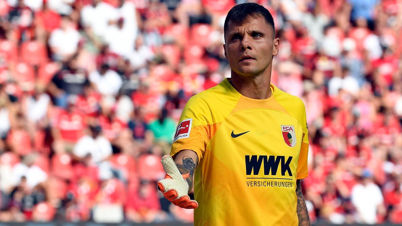 
                <strong>Rafal Gikiewicz (FC Augsburg)</strong><br>
                Der Pole war mit seinen Paraden Garant für den 2:1-Erfolg gegen Bayer Leverkusen. Moussa Diaby, Patrik Schick, Serdar Azmoun und Co. scheiterten reihenweise am Schlussmann der "Fuggerstädter". An ihm führte kein Weg vorbei - auch nicht in der Elf des Spieltags.
              